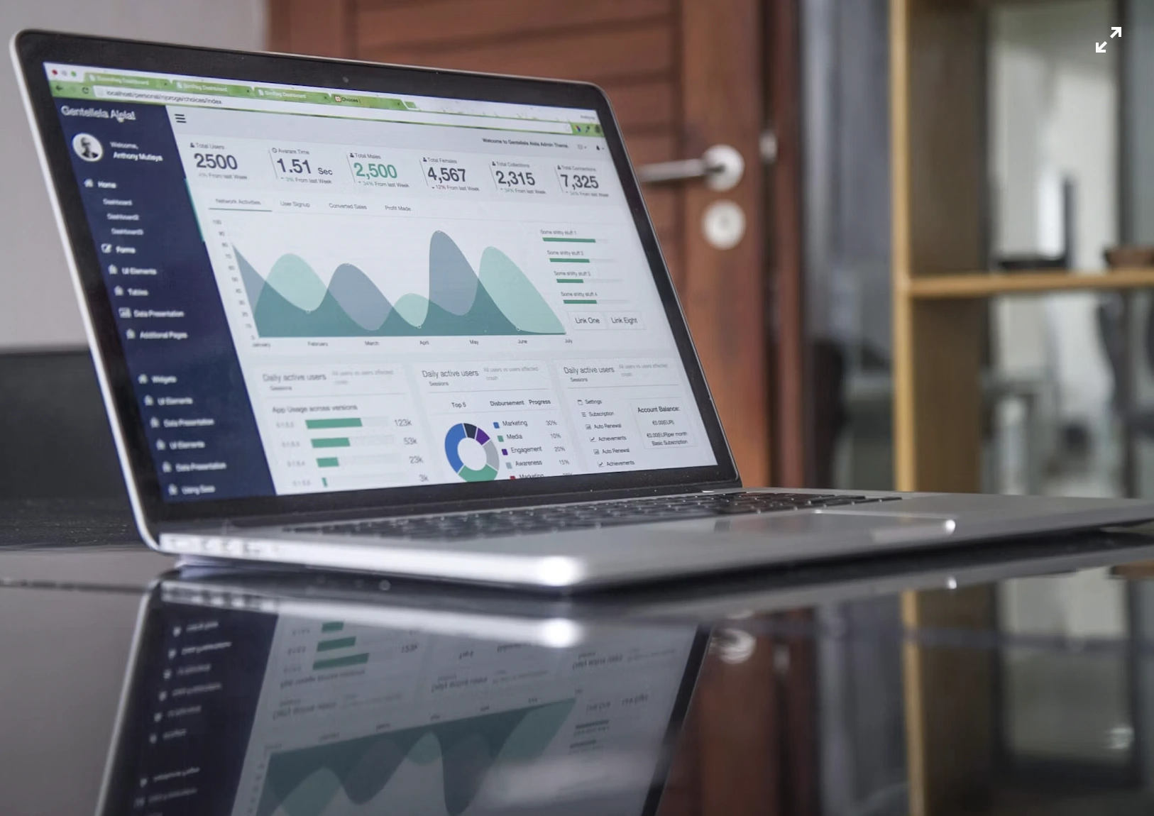 Laptop affichant un dashboard analytique Norvio Studio sur un bureau